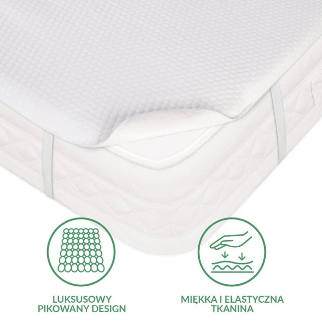 Ochraniacz na materac 60x120, pikowany, kolor biały, leżący na materacu. Widoczne detale włókna i struktury pikowania. Tło jasne, podkreślające produkt. Elastyczna tkanina przeznaczona do ochrony materaca, zapewniająca miękkość i komfort.