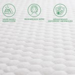 Ochraniacz na materac 110x200 w kolorze białym, pikowany, z widoczną teksturą w drobne sześciokąty. Produkt leży na gładkiej, jasnej powierzchni, w tle niewidoczne. Na tkaninie znajdują się trzy symbole dotyczące właściwości kosmetycznych.