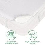 Ochraniacz na materac 110x200 pikowany w kolorze białym, leżący na materacu. Widoczna tekstura pikowania oraz elastyczne boki. Na zdjęciu znajdują się ikony wskazujące na luksusowy design oraz miękką i elastyczną tkaninę. Tło proste, białe.