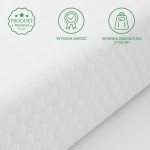 Ochraniacz na materac 70x140 w kolorze białym, pikowany w układzie heksagonalnym. Zbliżenie na fakturę materiału o wysokiej gramaturze 275 g/m², prezentujący jego wytrzymałość i jakość. Elementy graficzne z informacjami o produkcie w lewym górnym rogu.