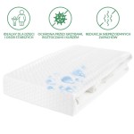 Ochraniacz na materac 70x140 pikowany w kolorze białym, leżący na boku, z wyraźną teksturą i zdobieniem w postaci kropli wody. Materiał zapewnia ochronę przed grzybami i kurzem. Widoczne oznaczenia funkcji użytkowych w formie prostych ikon.