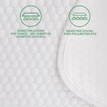 Ochraniacz na materac 70x140, pikowany w kolorze białym, z dwoma warstwami: górną z 90% Tencelu i 10% Smartcel Sensitive oraz dolną z 100% poliuretanu. Ujęcie z bliska, ukazujące fakturę materiału i wykończenie brzegów.