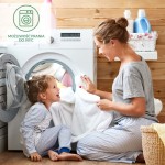 Mama w szarej koszulce i dziecko w piżamie z pasiastym nadrukiem przy pralką. Mężczyzna pochyla się nad białym ręcznikiem.