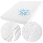 Ochraniacz na materac 200x220 cm w kolorze białym, wykonany z materiału frotte. Zbliżenie na detale: widoczne elastyczne mocowania oraz faktura materiału. Produkt leży na płaskiej powierzchni, z logo w formie kropli wody.