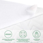 Ochraniacz na materac 80x200 w kolorze białym, wykonany z innowacyjnej tkaniny laminowanej. Złożony, z rąbkiem i grubą gumą w każdym rogu, zapewniającą stabilność. Widoczna gramatura 160 g/m². Produkt leży na białym tle.