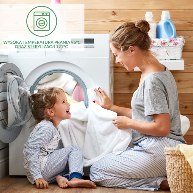 Ochraniacz na materac 80x200 Damson w kolorze białym, rozłożony na stole. Z widocznymi detalami, takimi jak tekstura materiału. Zdjęcie z przodu, na jednolitym tle, ukazujące jego kształt i rozmiar, bez dodatkowych akcesoriów.