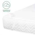 Ochraniacz na materac 140x200 w kolorze białym, leżący na boku. Wierzch wykonany z teksturowanego materiału, natomiast spód ma wzór chevron. Widoczne paski mocujące po bokach. Prosty, jednolity, jasny background.