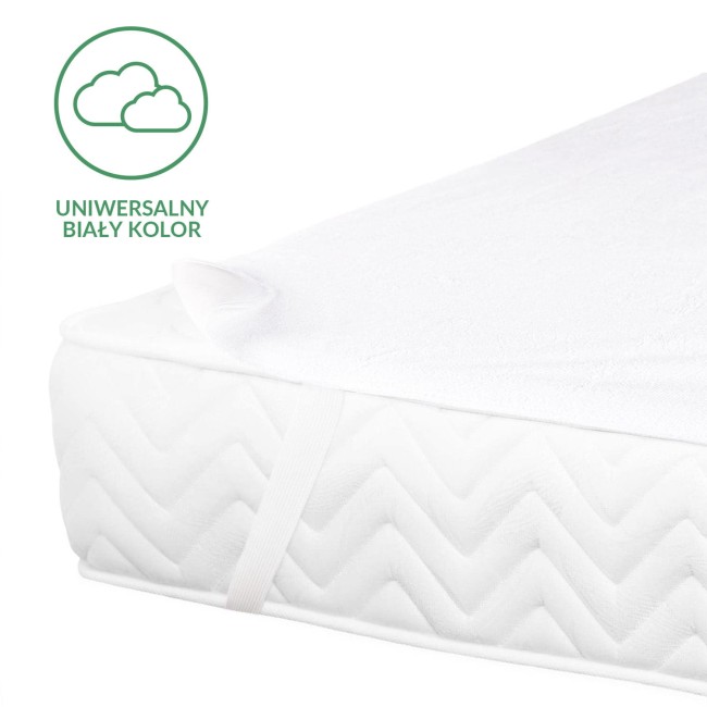 Ochraniacz na materac 140x200 w kolorze białym, leżący na boku. Wierzch wykonany z teksturowanego materiału, natomiast spód ma wzór chevron. Widoczne paski mocujące po bokach. Prosty, jednolity, jasny background.