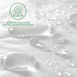 Ochraniacz na materac 120x200 w kolorze białym, pokryty funkcjonalną powierzchnią z wodoodpornymi kroplami. Ujęcie w zbliżeniu, podkreślające teksturę materiału. Widoczne oznaczenie, sugerujące zastosowanie dla osób nietrzymających moczu.