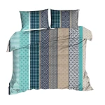 Pościel z kory 160x200 w turkusowo-beżowych pasach, obejmująca kołdrę i dwa poszewki. Ułożona w sposób rozłożony, z widocznymi różnymi wzorami: paski, kropki oraz geometryczne figury. Produkt na białym tle dla lepszej widoczności.