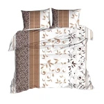 Pościel z kory 140x200 cm w białym kolorze z beżowym roślinnym wzorem. Zestaw zawiera poszewki na poduszki, z motywami liści i ornamentów, w układzie poziomym. Materiał teksturowany, z delikatnymi detalami w brązowych odcieniach.