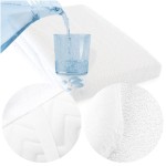 Ochraniacz na materac 120x200 Damson w kolorze białym, leżący na płaskiej powierzchni, z detalami na ramkach. Zdjęcie przedstawia wodę w szklance w pobliżu oraz bliskie ujęcie struktury materiału, ukazujące teksturę i jakość.