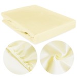 Prześcieradło satynowe w kolorze kremowym, rozmiar 200x220 cm, z gumką. Widoczne ułożenie leżące, frontalne. Detal zbliżenia na elastyczną gumkę oraz teksturę materiału. Gładka, lśniąca powierzchnia tworzy elegancki wygląd.