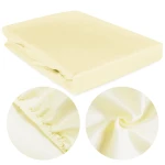 Prześcieradło satynowe kremowe 180x200 z gumką, leżące na jasnym tle. Ujęcie frontalne, ukazujące gładką teksturę materiału. Zbliżenie na elastyczny brzeg z gumką oraz detal faktury tkaniny.