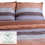 Pościel satyna bawełniana 160x200 w pomarańczowo-brązowe pasy z geometrycznym wzorem. Złożona, ukazująca poduszki oraz kołdrę. Kolory: brązowy, pomarańczowy, szary. Znajduje się na jasnym tle. Logo z symbolem delikatnego materiału w lewym dolnym rogu.