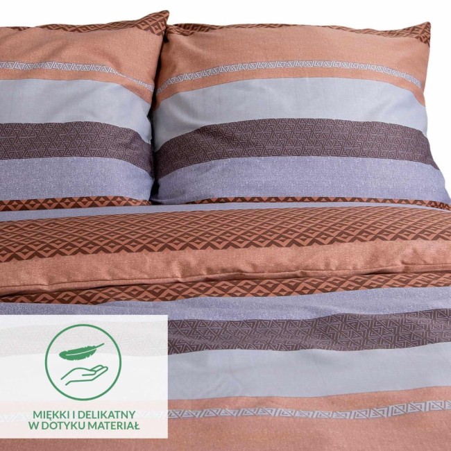 Pościel satyna bawełniana 160x200 w pomarańczowo-brązowe pasy z geometrycznym wzorem. Złożona, ukazująca poduszki oraz kołdrę. Kolory: brązowy, pomarańczowy, szary. Znajduje się na jasnym tle. Logo z symbolem delikatnego materiału w lewym dolnym rogu.