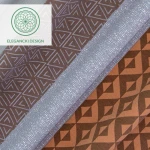 Pościel satyna bawełniana 160x200 cm w pomarańczowo-brązowe pasy z geometrycznym wzorem. Materiał o teksturze satynowej, ułożona płasko, z widoczną częścią wzoru. Na zdjęciu umieszczono logo Elegancki Design w rogu.