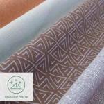 Pościel o wymiarach 160x200 cm w kolorze pomarańczowo-brązowym z wzorem w geometryczne pasy. Materiał to satyna bawełniana, charakteryzująca się delikatnym połyskiem. Produkt ułożony w falach, ukazujący szczegóły faktury i wzoru.