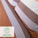 Pościel satyna bawełniana 200x220 w pomarańczowo-brązowe pasy, z wzorem geometrycznym. Złożona poszwa na kołdrę i dwa poszewki na poduszki w odcieniach brązowym i jasnym. Zdjęcie wykonane z góry, ukazujące szczegóły tkaniny i układ elementów.