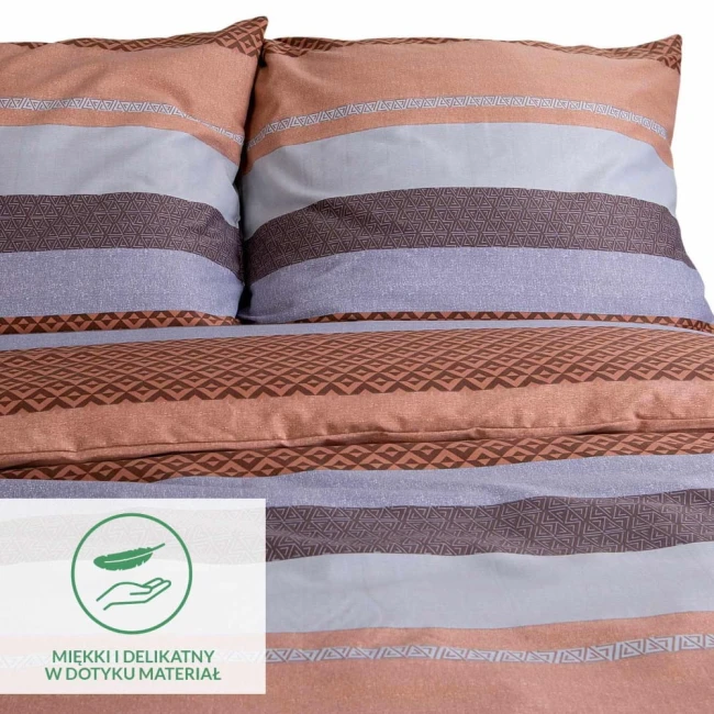 Pościel satyna bawełniana 200x220 w pomarańczowo-brązowe pasy. Zestaw zawiera poszewki oraz poszwę, o strukturze gładkiej i delikatnej. Widok z góry, podkreślający wzór trójkątów i teksturę materiału. Na białym tle, bez dodatkowych elementów.
