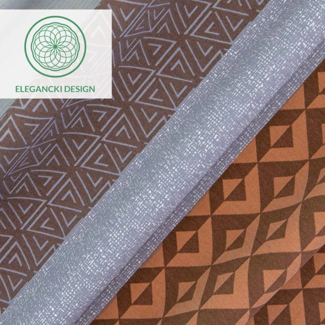 Pościel satyna bawełniana 200x220 w pomarańczowo-brązowe pasy, z widocznymi geometricznymi wzorami. Tkanina ma matową i gładką fakturę. Złożona w układzie leżącym, z detalami wzorów oraz logo na tle. Tło jasne, co podkreśla kolory produktu.