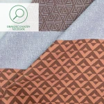 Pościel satyna bawełniana 200x220 w kolorze pomarańczowo-brązowym, z geometrycznym wzorem w formie trójkątów. Produkt leżący, widok z góry, ukazujący detale materiału. Tło proste, podkreślające wzory tkaniny.