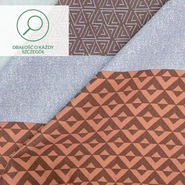 Pościel satyna bawełniana 200x220 w kolorze pomarańczowo-brązowym, z geometrycznym wzorem w formie trójkątów. Produkt leżący, widok z góry, ukazujący detale materiału. Tło proste, podkreślające wzory tkaniny.