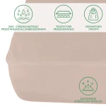 Ochronne prześcieradło z gumką 140x200 w kolorze beżowym, leżące na łóżku, z widoczną teksturą materiału. Produkt posiada gumkę zapewniającą dopasowanie. W górnej części znajdują się symbole informujące o właściwościach ochronnych i gramaturze.