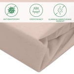 Ochronne prześcieradło z gumką 140x200 w kolorze beżowym, z matową, teksturowaną powierzchnią. Złożone w kształt prostokąta, widoczne detale dotyczące funkcji antybakteryjnej, oddychającej i eliminującej nieprzyjemne zapachy.