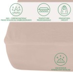 Ochronne prześcieradło z gumką 180x200 w kolorze beżowym, wykonane z materiału o gramaturze 140 g/m². Produkt leży na płaskiej powierzchni, ukazując gładką fakturę. Widoczne grafiki informacyjne dotyczące ochrony materaca przed wilgocią i zabrudzeniami.