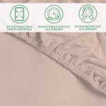Ochronne prześcieradło z gumką 60x120 SMARTCEL w kolorze beżowym, z wyraźnie widoczna gumą obszytą wokół. Ujęcie w zbliżeniu, ukazujące teksturę materiału. Znajdujące się na górze grafiki trzy ikony dotyczące właściwości zdrowotnych produktu.
