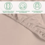 Ochronne prześcieradło z gumką SMARTCEL w kolorze beżowym, rozmiar 90x200. Widoczna elastyczna gumka obszyta dookoła, miękka faktura materiału. Zbliżenie na detal, tło w neutralnym odcieniu.