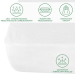 Ochronne prześcieradło z gumką w kolorze białym, rozmiar 160x200 cm, widoczne z boku. Materiał gładki, elastyczny, dopasowuje się do materaca. Na górze znajdują się cztery ikony informacyjne o funkcjonalności, brak widocznych napisów na materiale.