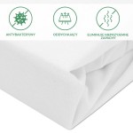 Ochronne prześcieradło z gumką SMARTCEL w kolorze białym, o wymiarach 160x200 cm. Materiał oddychający, antybakteryjny, eliminujący nieprzyjemne zapachy. Złożone, ukazuje teksturę tkaniny.