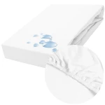 Ochronne prześcieradło z gumką 180x200 w kolorze białym leży na białym tle, z widocznymi kroplami wody na górnej powierzchni. Zbliżenie na gumkę ukazuje jej elastyczność, idealną do mocowania na materacu. Produkt jest nowy i złożony.