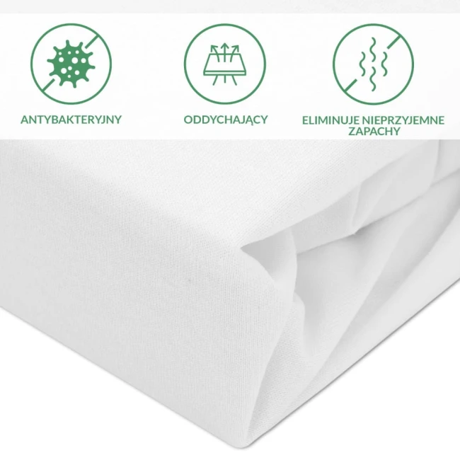 Ochronne prześcieradło z gumką 180x200, kolor biały, z detalami widocznymi w zbliżeniu. Brzeg z gumką utrzymującą prześcieradło na łóżku.