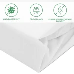 Ochronne prześcieradło z gumką SMARTCEL w kolorze białym, w rozmiarze 90x200 cm. Materiał oddychający, antybakteryjny, eliminujący nieprzyjemne zapachy. Złożone, ukazujące teksturę tkaniny.