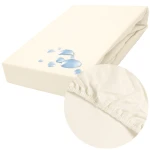 Ochronne prześcieradło z gumką 140x200 w kolorze kremowym, wykonane z materiału o gładkiej fakturze. W ujęciu frontalnym, z profilu widać wyraźnie elastyczne brzegi i detale gumki. Opakowanie z błękitnymi kroplami na powierzchni.