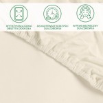 Ochronne prześcieradło z gumką 60x120 SMARTCEL w kolorze kremowym. Obiekt leżący, z bliska, ukazujący elastyczną gumkę obszernie obszytą wokół krawędzi.