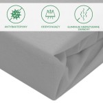 Ochronne prześcieradło z gumką 160x200 w kolorze szarym, wykonane z materiału oddychającego, o gładkiej fakturze. Złożone wzdłuż, pokazujące szczegóły tkaniny.