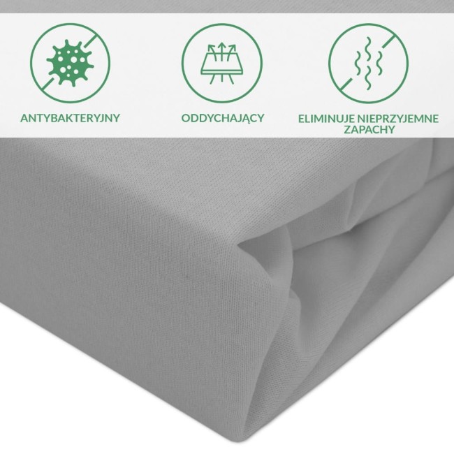 Ochronne prześcieradło z gumką 160x200 w kolorze szarym, wykonane z materiału oddychającego, o gładkiej fakturze. Złożone wzdłuż, pokazujące szczegóły tkaniny.