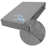 Ochronne prześcieradło z gumką 180x200 w szarym kolorze, z widocznymi kroplami wody na powierzchni, w pozycji leżącej. Zbliżenie na gumkę, prezentujące elastyczne wykończenie. Tło proste, które nie odciąga uwagi od produktu.