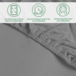 Ochronne prześcieradło z gumką w kolorze szarym, z widoczną elastyczną gumą obsztytą wokół brzegu. Zbliżenie na teksturę materiału, gładką i miękką, podkreślającą zalety użytkowe. Brak informacji o wzorach czy dodatkowych napisać.
