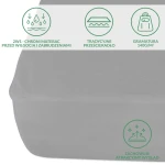 Ochronne prześcieradło z gumką 90x200 SMARTCEL w kolorze szarym, z widocznym, elastycznym obszyciem. Położone na płasko, z gładką, matową fakturą. Na rogu widoczne symbole informujące o funkcji ochronnej i gramaturze 140g/m².