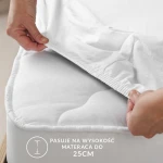 Ochronne prześcieradło z gumką w kolorze beżowym, widoczne z góry, dopasowane do materaca o wysokości do 25 cm. Ręka trzymająca brzeg prześcieradła, materiał gładki, wytrzymały. Widoczne napisy informacyjne na białym tle.