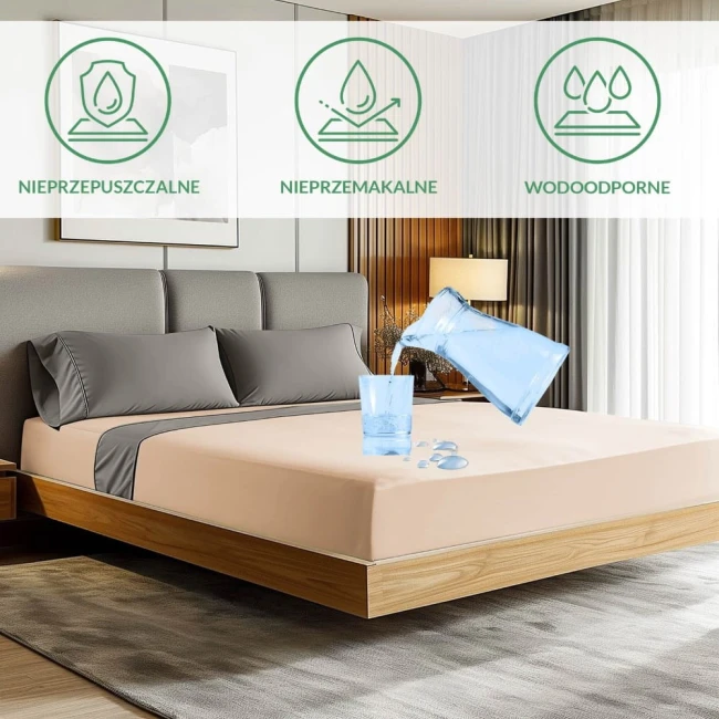 Ochronne prześcieradło z gumką 140x200 w kolorze beżowym, rozłożone na łóżku z szarą pościelą. Na prześcieradle widoczne efekty zalania wodą.