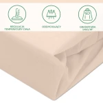 Ochronne prześcieradło z gumką 160x200 w kolorze beżowym, wykonane z oddychającego materiału o gramaturze 140 g/m². Prześcieradło leży na płaskiej powierzchni, ukazując delikatną fakturę tkaniny. Widoczne ikony informujące o regulacji temperatury ciała.