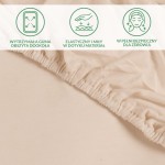 Ochronne prześcieradło z gumką 180x200 w kolorze beżowym, wykonane z elastycznego i miłego w dotyku materiału. Ujęcie z bliska ukazuje wytrzymałą gumę obszytą dookoła, podkreślając ją jako kluczowy element. Tło proste, bez rozpraszających detali.