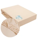 Ochronne prześcieradło z gumką 90x200 cm w kolorze beżowym, leżące na płaskiej powierzchni. Widoczny detal gumki w dolnej części, która zapewnia idealne dopasowanie. Tło jasne, jednolite. Produkt wykonany z materiału odpornego na wodę.