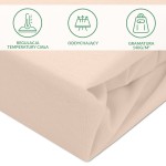 Ochronne prześcieradło z gumką w kolorze beżowym, wykonane z oddychającego materiału o gramaturze 140 g/m². Widok z bliska, ukazujący fakturę tkaniny oraz zagięcia, co podkreśla elastyczność.